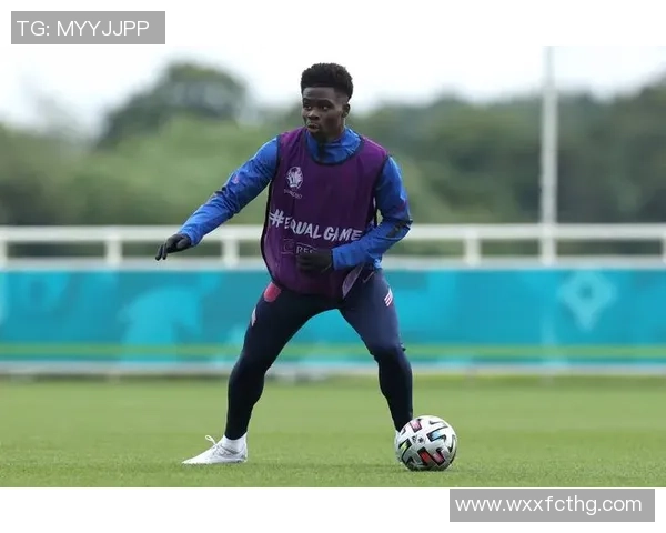 卷毛球星引领足球新时代 力量与技巧完美结合的赛场传奇