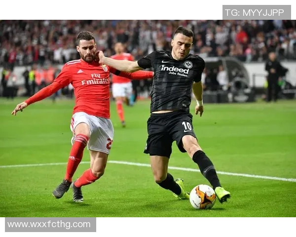 法兰克福足球俱乐部球星介绍与历史贡献分析