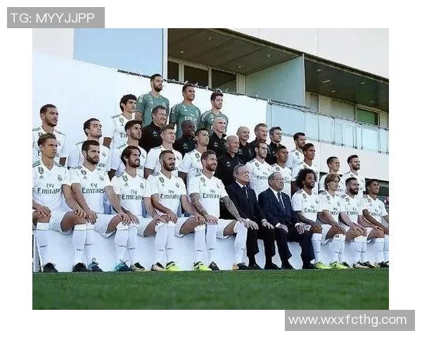 超级球星足球队全家福:明星球员齐聚一堂展现豪华阵容风采 超级球星足球队全家福:明星球员齐聚一堂展现豪华阵容风采